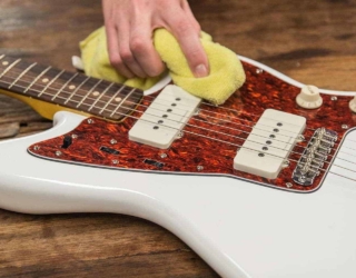 how to clean a guitar