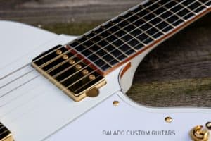 guitarra electrica blanca